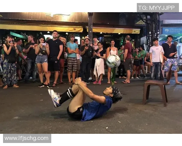 法国足球明星化身普通路人街头挑战引发热议与欢笑